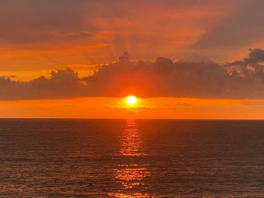 Denizin üzerinde güzel bir gün batımı