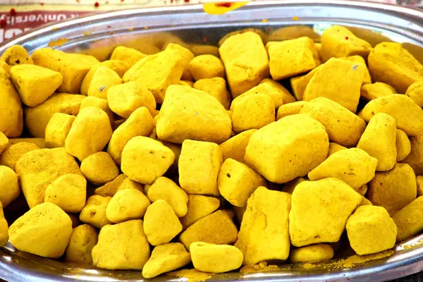 Baharat ve tıbbi kullanım için zerdeçal blokları. 