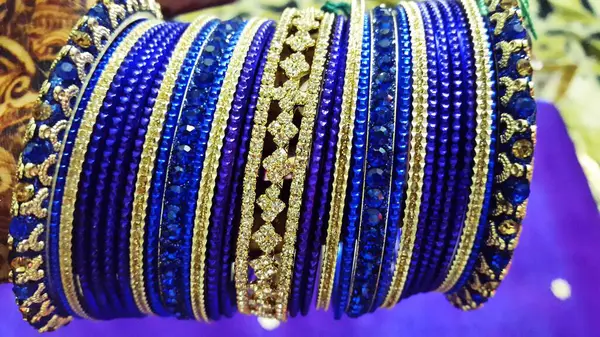 Bir çift güzel, renkli ve canlı bilezik..