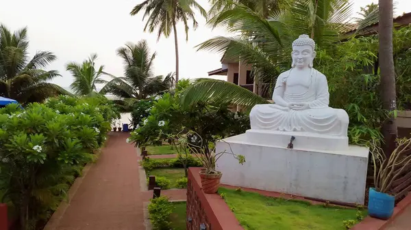 Buda kafası. Huzur içinde dünyayı gözlemlemek.