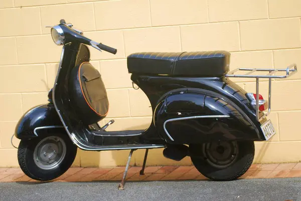 Sevgi ve özenle bakılan eski bir Vespa scooter..