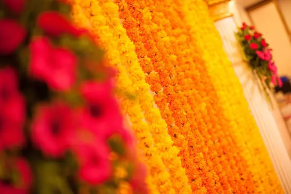 Çiçekli duvar halısı. Renkli çiçeklerle süslenmiş bir duvar..