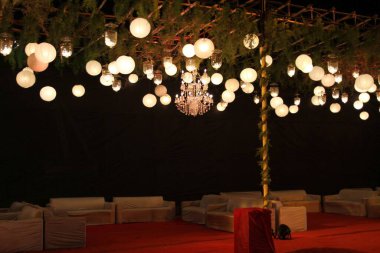 Fenerler, kurdeleler, ışık ve sihir. Renklerin ve dokuların ahenkli karışımı bir düğün yeri..