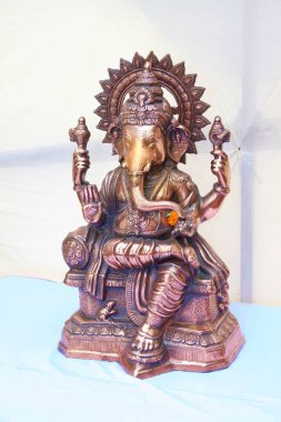 İlahi Işıltı: Bakır Ganesha Idol. Bakırdan titizlikle yapılmış, Lord Ganesha 'nın bu zarif tasviri sıcak ve zamansız bir parlaklık yayıyor. Ganesha..