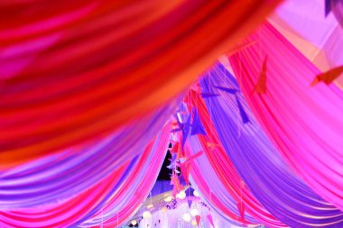 Parlak Perde Dcor.Parlak Perde Dcor ile boşluğunuzu yükseltin. Renk ve stille patlayan bu perdeler enerji ve entelektüellik aşılar. Renklerle devam et.. 