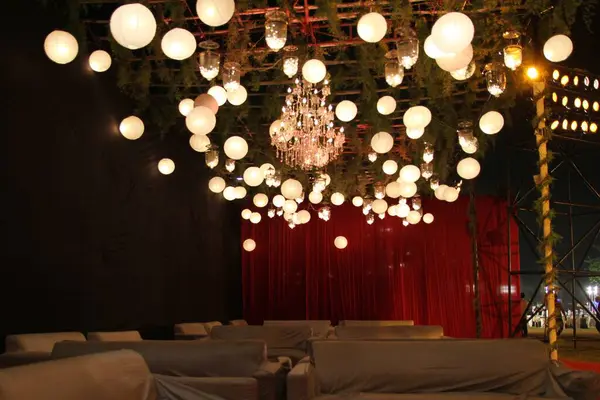 Fenerler, kurdeleler, ışık ve sihir. Renklerin ve dokuların ahenkli karışımı bir düğün yeri..