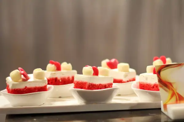 Kızıl Hoşgörü Tabağı: Çürümüş Kırmızı Kadife Pasta Yemekleri. Canlı kırmızı renk bu gruba bir zarafet katıyor, bu da onu karşı konulamaz bir ikram yapıyor..