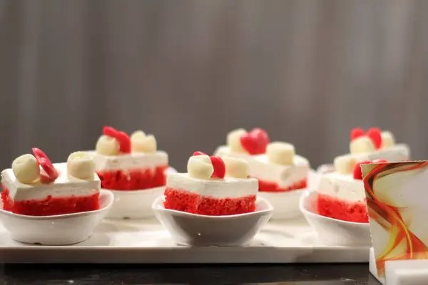 Kızıl Hoşgörü Tabağı: Çürümüş Kırmızı Kadife Pasta Yemekleri. Canlı kırmızı renk bu gruba bir zarafet katıyor, bu da onu karşı konulamaz bir ikram yapıyor..