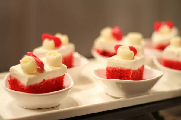 Kızıl Hoşgörü Tabağı: Çürümüş Kırmızı Kadife Pasta Yemekleri. Canlı kırmızı renk bu gruba bir zarafet katıyor, bu da onu karşı konulamaz bir ikram yapıyor..