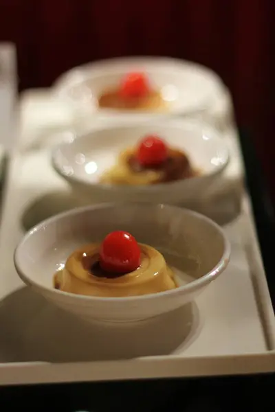 Üstü kirazlı ve benzersiz kremalı karamel kreması. Bu tatlı ezelden beri bir klasik. Yumuşak ve nemli krema ve karamelin ağızda erimesi tam bir mutluluk.