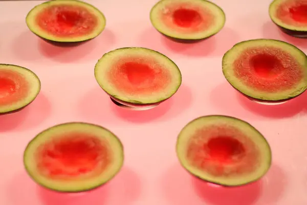 Summer Bliss: Serinletici karpuz. Canlı renkler ve tatlı, sulu güzelliklerle dolup taşan her dilim duyulara iyi gelir. Piknikler, toplantılar ya da basit atıştırmalıklar için mükemmel..