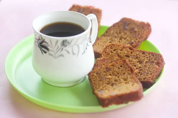 Başlık: Kahve ve Erikli Kek Tarifi ile Çay Zamanı Kurulumu: Sade kahve ve beş dilim yumuşak meyveli kekin yer aldığı samimi bir yiyecek kurulumu, çay saati veya atıştırmalık görseller için ideal.