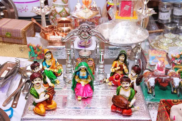 Gökyüzü Kulesi ve Helikopter Auckland 'da, Yeni Zelanda Açıklaması: Aucklands ikonik Gökyüzü Kulesi' nin yakınlarda uçan bir helikopterle dramatik bir yakın çekimi. Bu kentsel ufuk çizgisi anı statik mimari ve dinamik havacılık arasındaki zıtlığı yakalar. 