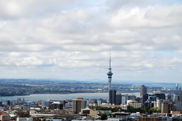 Gökyüzü Kulesi ve Helikopter Auckland 'da, Yeni Zelanda Açıklaması: Aucklands ikonik Gökyüzü Kulesi' nin yakınlarda uçan bir helikopterle dramatik bir yakın çekimi. Bu kentsel ufuk çizgisi anı statik mimari ve dinamik havacılık arasındaki zıtlığı yakalar. 