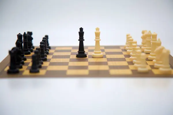 Satranç Turnuvası: Siyah ve Beyaz Krallar Yüz Yüze. Muhalif ordular hazır, bir sonraki stratejik hamle için hazır. Bu resim rekabet, strateji ve çatışma temaları için mükemmeldir..