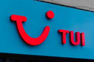 Cardiff, Wales, İngiltere - 6 Aralık 2023: Queen Street, Cardiff, Galler 'de aydınlatılmış bir TUI Tatil Mağazası Tabelası                              