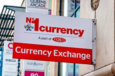 Cardiff, Wales, İngiltere - 6 Aralık 2023: Queens Arcade, Queen Street, Cardiff, Galler, Birleşik Krallık 'taki No1 Para Takas Mağazası                                                   