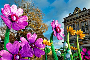 Longleat House, Wiltshire, İngiltere - 12 Kasım 2017: Longleat House 'da ipekten yapılmış renkli çiçek şekilli fenerler, İngiltere, Wiltshire' da 2017 Işık Festivali                     