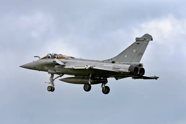 RNAS Yeovilton, Somerset, İngiltere - 10 Temmuz 2009: 2009 Yeovilton Uluslararası Hava Gününde Deniz Kuvvetleri (Fransız Donanması) Rafale M saldırısı