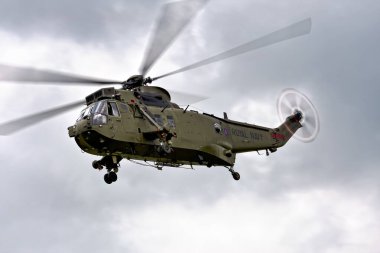 RNAS Yeovilton, Somerset, İngiltere - 10 Temmuz 2009: Kraliyet Donanması Hava Kuvvetleri Westland Komando Kralı HC4 ZF121 (T) Kraliyet Donanma Hava Üssü Yeovilton Uluslararası Hava Günü 2009 'da Komando Taarruz Finali' nde yer aldı.