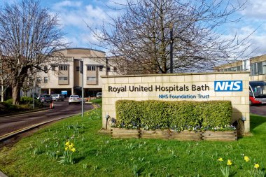 Bath, Somerset, İngiltere - 23 Şubat 2017: Bath, Avon ve Somerset, İngiltere 'deki Royal United Hastanesi' nin girişi                                                       