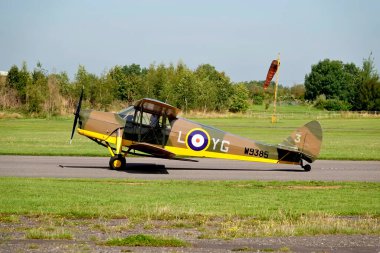 Henstridge, Somerset / UK - 24 Ağustos 2019: Eski RAF 1936 De Havilland DH.87B Hornet Moth, W9385 / G-ADND, Somerset, İngiltere 'deki Henstridge Havaalanı, Vintage Wings & Wheels 2019 etkinliği sırasında