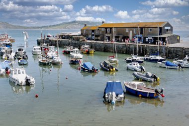 Lyme Regis, Dorset, İngiltere - 31 Temmuz 2024: Lyme Regis Limanı 'nda Tekne ve Yatlar Sıcak bir yaz gününde Temmuz 2024                                                                                