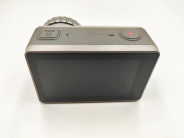 Beyaz Arkaplanda Dinamik Eylem Kamerası İzole Edildi: Macera Fotoğrafçılığı ve Videografi İçin Gerekli Gear