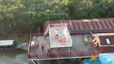 Kamboçya 'nın Huzurlu Güzelliği: Siem Reap' in Kampong Phluk Yüzen Köyünün ve Nehrin Hava Görüntüsü