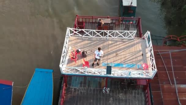 カンボジアのトランキル ビューティー シェムリアップのカンポン フローティング ビレッジと川の空中映像 — ストック動画