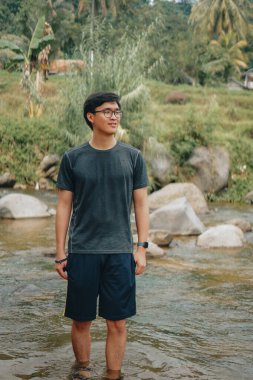 Asya Modeli, Sentul 'un Çam Ormanları, Nehir Geçidi, Doğanın Endonezya' daki Güzelliğini Kucaklayan Maceracı Yürüyüş