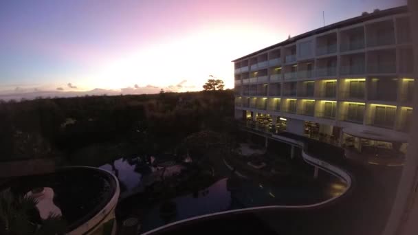 在巴厘岛充满活力的花园和郁郁葱葱的绿叶中 热带天堂宁静酒店的游泳池场景 — 图库视频影像