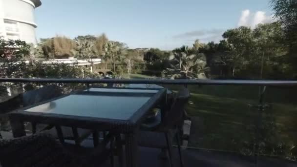 Tropical Paradise Serene Hotel Pool Scena Położony Pośród Tętniących Życiem — Wideo stockowe