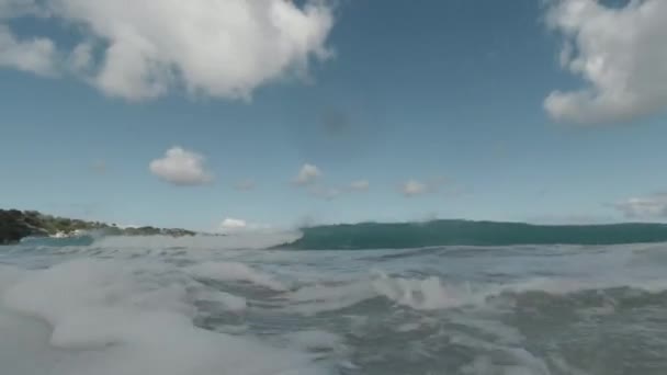 捕捉巴厘岛的动态海岸线行动凸轮在印尼滚滚浪潮中的镜头 — 图库视频影像