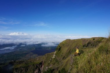 Zirve Cenneti, Asyalı Modeli Gökyüzü Altında Bulutlar Okyanusu ile Batur Dağı Zirvesinde