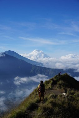 Zirve Cenneti, Asyalı Modeli Gökyüzü Altında Bulutlar Okyanusu ile Batur Dağı Zirvesinde