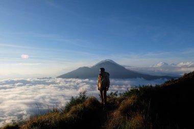 Gökyüzü Zirvesi, Batur Dağı 'nda Asya Modeli, Bulut Okyanusu' nun ortasında Yürüyüş Teçhizatı Taşıma