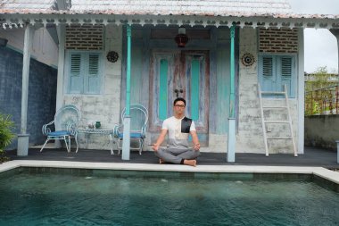 Villa Sağlık, Asyalı Adam Model Yoga, Lotus Poz Yazan: Pool, Bali Endonezya