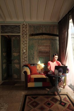 Sunlit Villa 'da dizüstü bilgisayarda çalışan Asyalı adam, Kanepe Konforu, Üretim