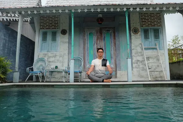 Havuz başı sükuneti, Lotus Yoga Pozu 'nda Asya Modeli, Bali Villa Gevşemesi