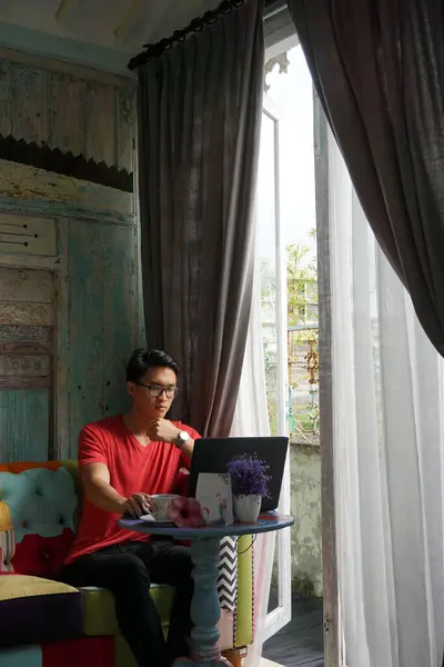 Sunlit Villa 'da dizüstü bilgisayarda çalışan Asyalı adam, Kanepe Konforu, Üretim