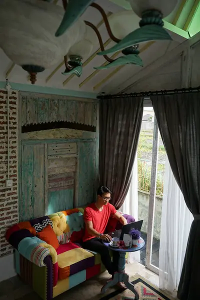 Sunlit Villa 'da dizüstü bilgisayarda çalışan Asyalı adam, Kanepe Konforu, Üretim