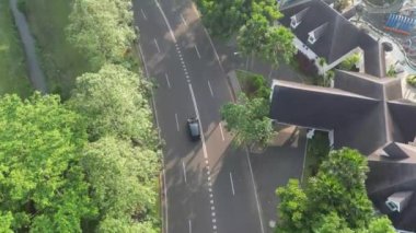 Yakalama Hareketi: Yol Boyunca Seyahat Eden Siyah Arabanın Hava Görüntüsü