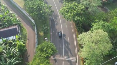 Yakalama Hareketi: Yol Boyunca Seyahat Eden Siyah Arabanın Hava Görüntüsü