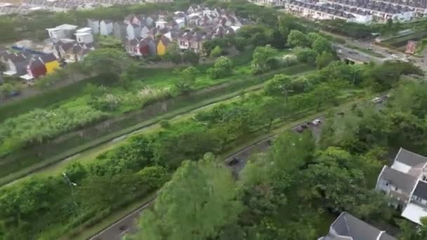 Hyperlapse Aerial Perspektywa Dachy Mieszkalne Góry Drogi Łączące Społeczności — Wideo stockowe