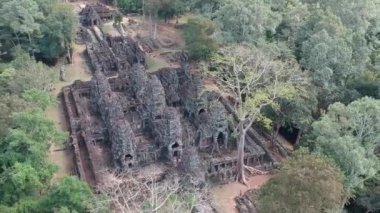 Hava Görünümü: Görkemli Kamboçya Tapınakları, Angkor Wat ve Banteay Kdei Siem Reap 'te, İHA ile Khmer Mirasını Ele Geçirme