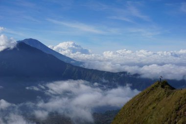 Bulutların Üzerindeki Endonezya Bayrağı, Görkemli Dağ Tepesi Manzarası, Batur Bali