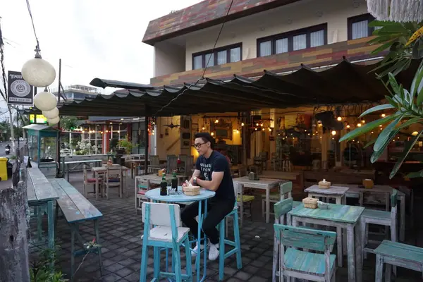 Tropikal Bira, Asyalı Adam Bali Bar 'da Biraları Tadına Bakıyor, Açık Hava Gevşemesi
