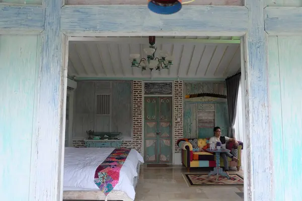 Villa Huzuru, Asyalı Adam Bali 'deki koltukta rahatlatıcı anların tadını çıkarıyor.