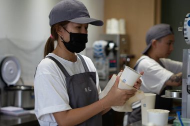 Çay saati ikramı, yerel çay dükkanında ustalıkla hazırlanmış içecekler, barista brew